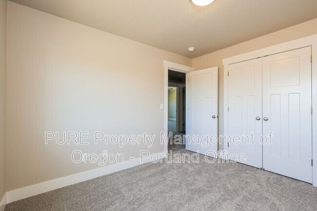 Building Photo - 504 NE Trillium Dr
