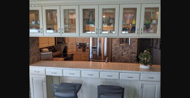 Kitchen Counter Breckfast Bar - 1507 Cleveland Rd E