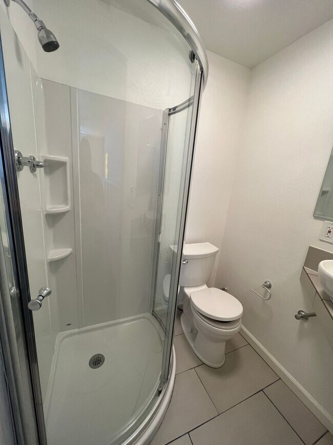 Building Photo - 4bd 3 bath