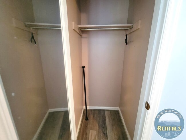 Building Photo - Charming 2BR/1.5BA Townhome Near the Greenway!