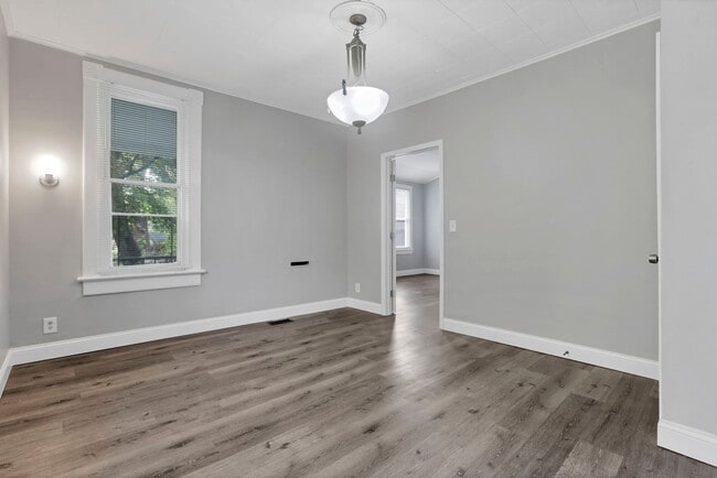 Building Photo - 341 E Markison Ave