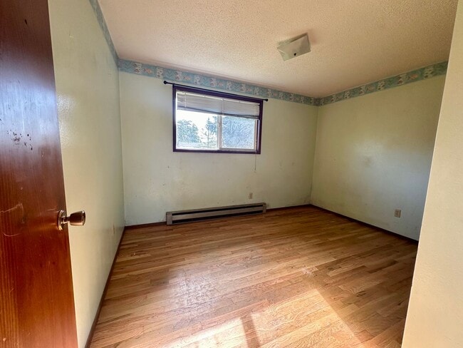 Building Photo - 3 bedroom, single level, 3-car garage spac...