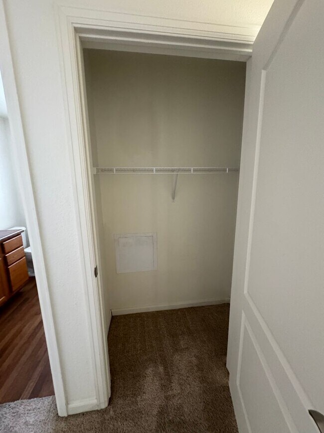 Building Photo - 3BD/2BA New Castle Apartment | 2-Car Garage| 1 Month FREE