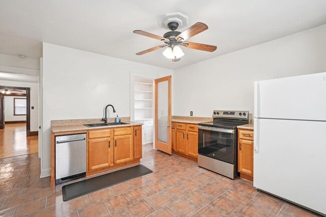 Building Photo - 1660 N Marshall St