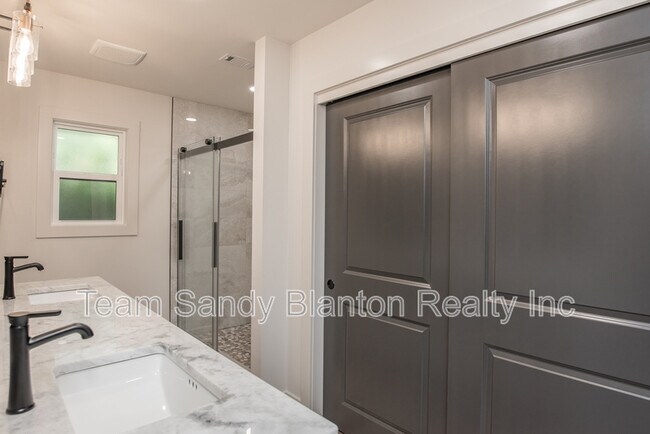 Building Photo - 2540 Hallmark Dr