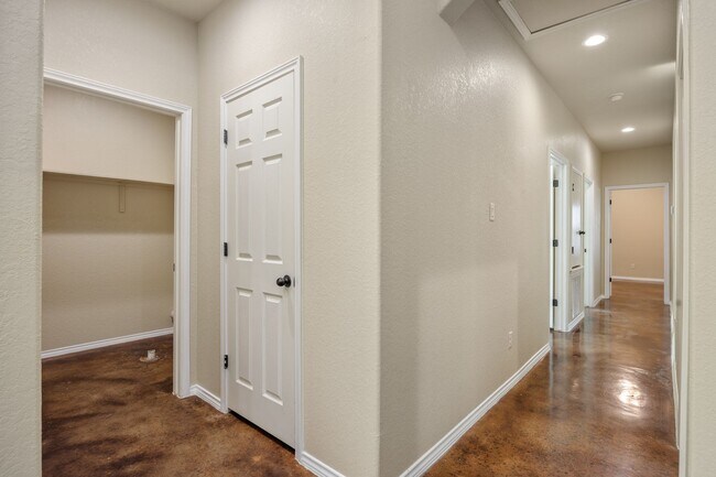 Building Photo - 318 Emma Dr