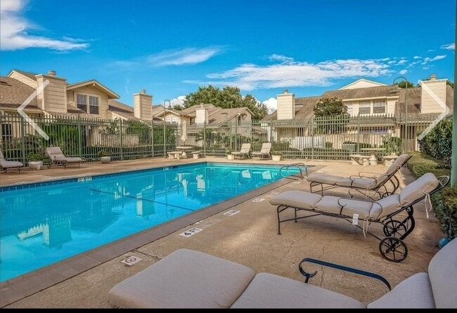 Building Photo - 13002 Leader St