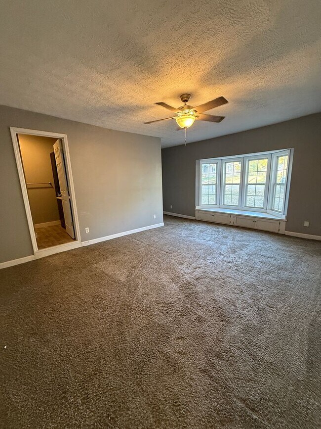 Building Photo - 4 bedroom/2 bath house