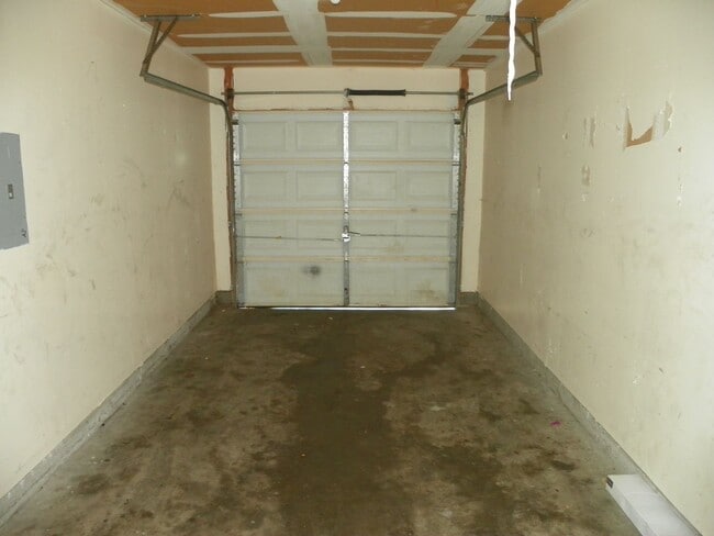 Building Photo - 2221 Creekside Ln