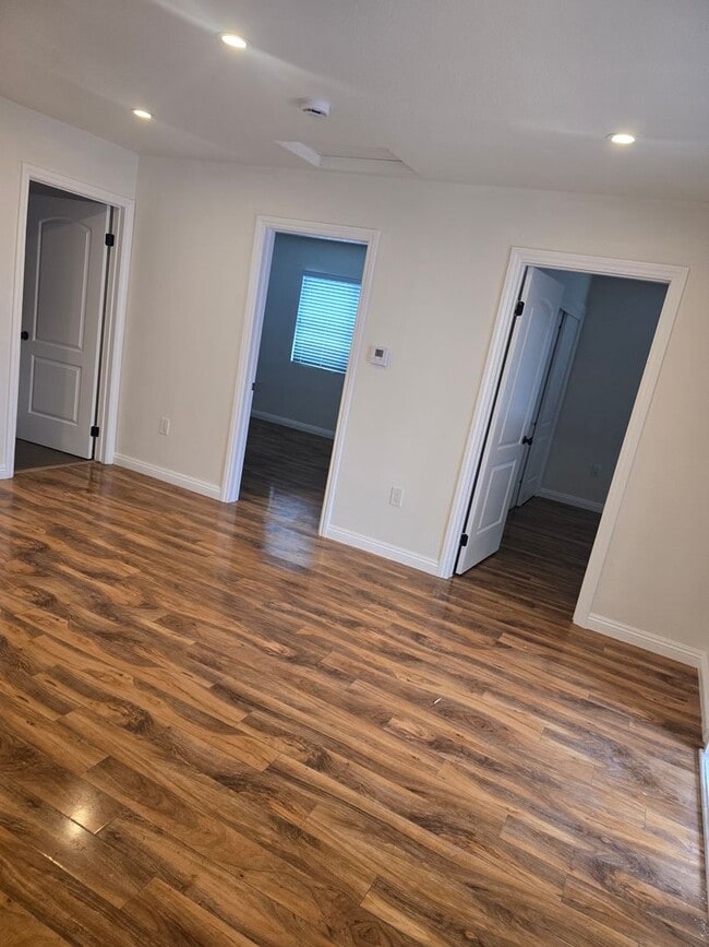 Building Photo - Beautifully Maintained 6-Bedroom Home in t...