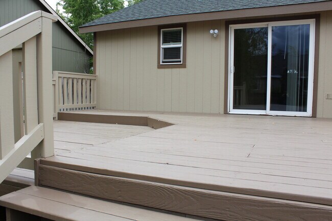 Building Photo - NE 4 Bedroom, 3 Bath, Gas Fireplace/Heat, ...