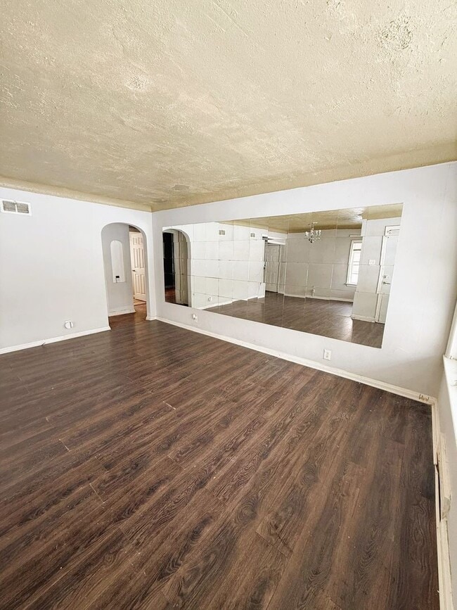 Building Photo - Spacious 2 Bedroom Rental!