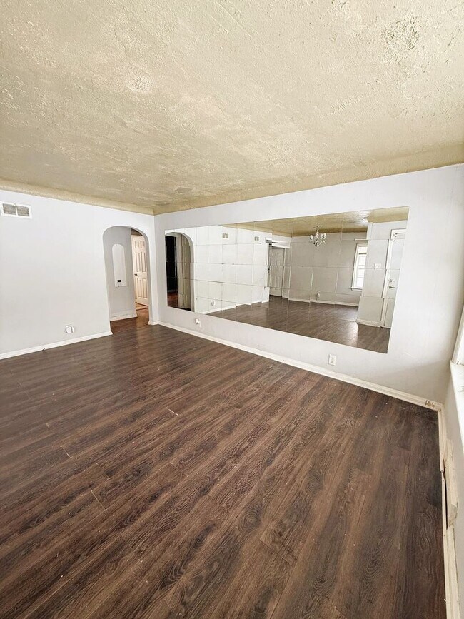 Building Photo - Spacious 3 Bedroom Rental!