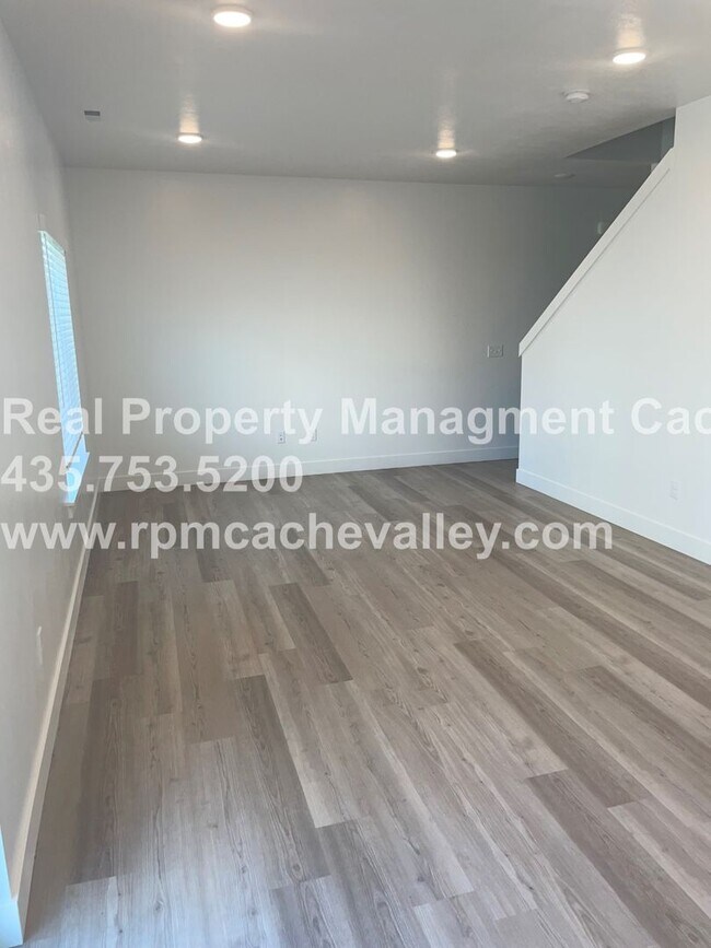 Building Photo - 566 N 245 E