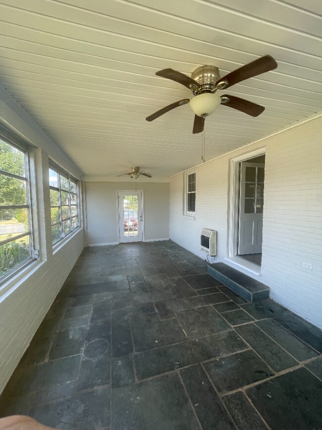 Building Photo - 4 bedroom house with fenced in yard and storage galore 8 minutes from Liberty University and Ward...
