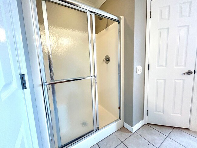 Building Photo - Spacious 3 bed 2 bath Single Family with a Large Fenced Backyard!