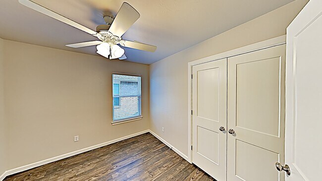 Building Photo - 3 Bedroom 2 Bath Duplex Near Tinker AFB!