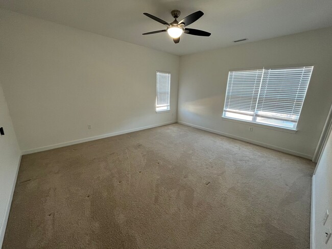 Building Photo - 4 Bedroom, 3.5 Bath Condo in Coveted Spenc...