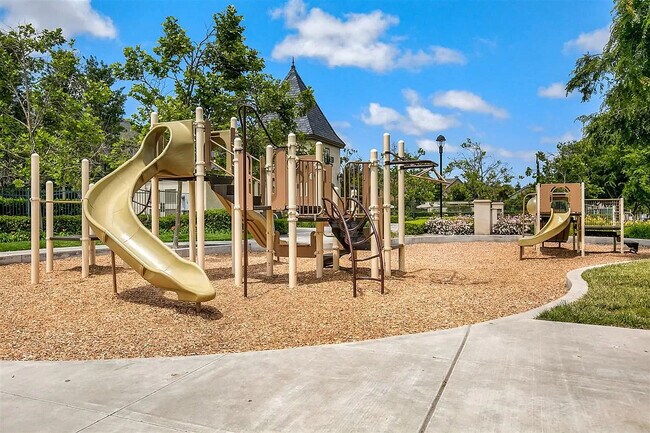 Building Photo - 1875 Baudouin Pl