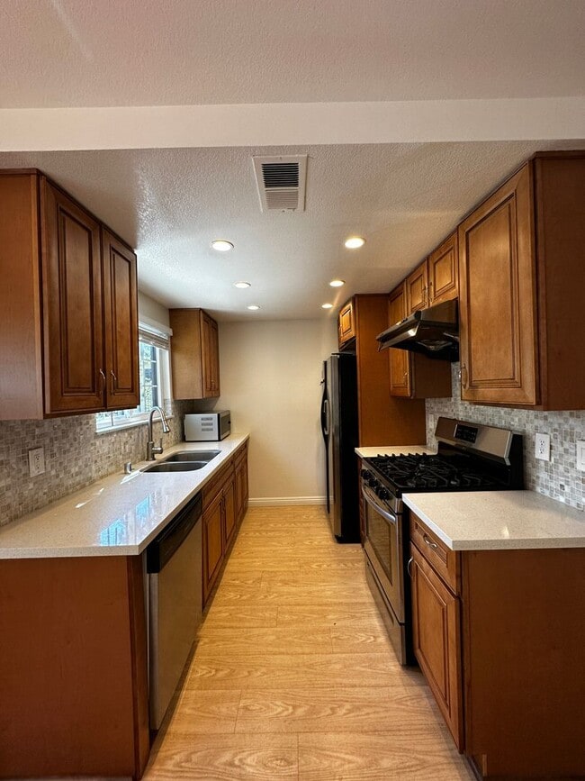 Building Photo - Townhouse in the heart of Pasadena