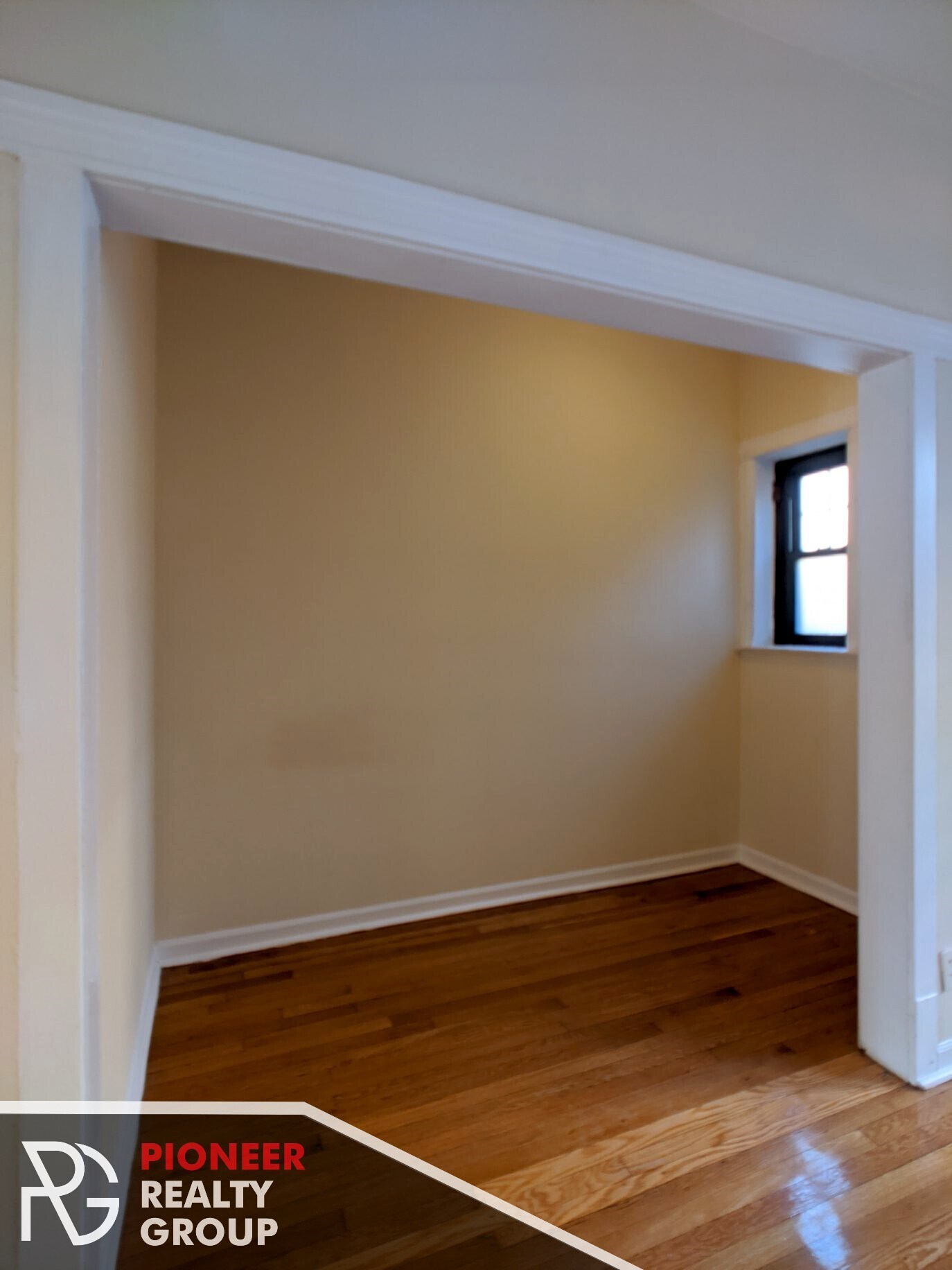 Building Photo - 717 W Barry Ave