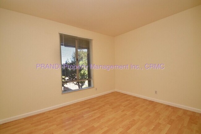 Building Photo - 116 Surrey Ln