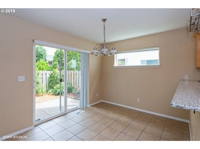 Building Photo - 3Bd/2.5Ba in a Well-Liked Bethany Neighborhood ~ Washer/Dryer Included with 2 Car Garage and Fenc...