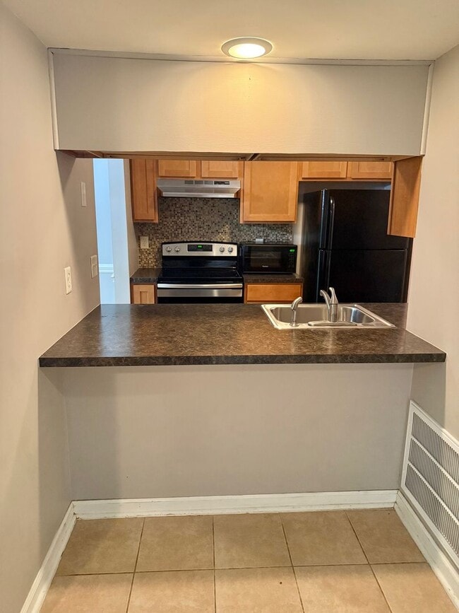 Building Photo - Fully Renovated 2 Bed, 2 Bath Ground-Floor...