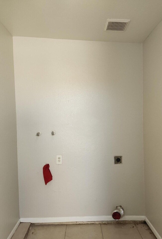 Building Photo - MARVELOUS TWO BEDROOMS AND ONE BATHROOM AV...
