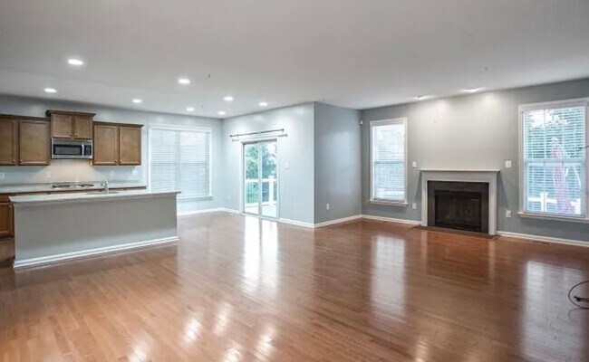 Building Photo - Gorgeous Large Sf 4 beds + 3.5 BATHS -