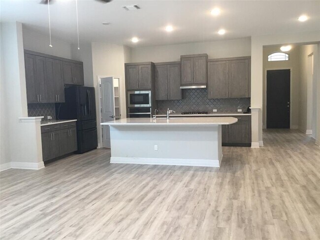 Building Photo - 421 Fair Oaks Dr
