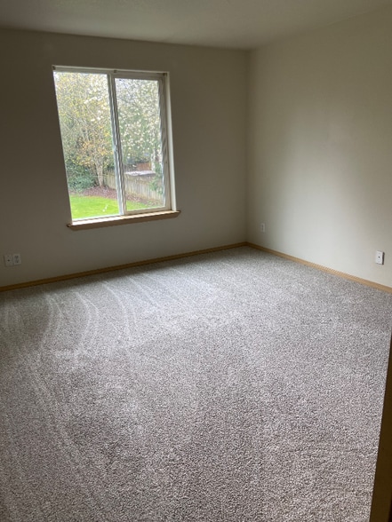 Building Photo - 250 40th Ct