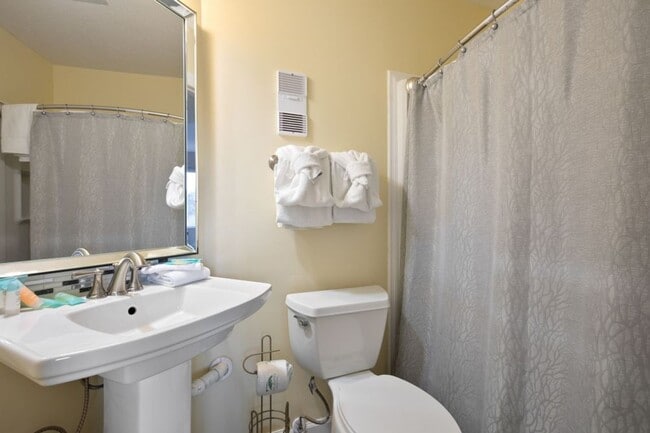 Building Photo - Modern Fully Furnished Home with Stunning ...