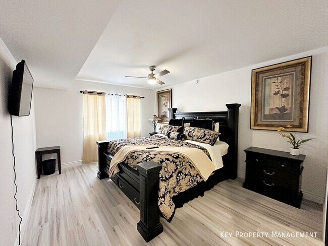 Building Photo - 1405 E Vegas Valley Dr