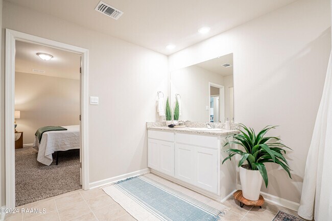 Building Photo - 407 Broussard Hl Dr
