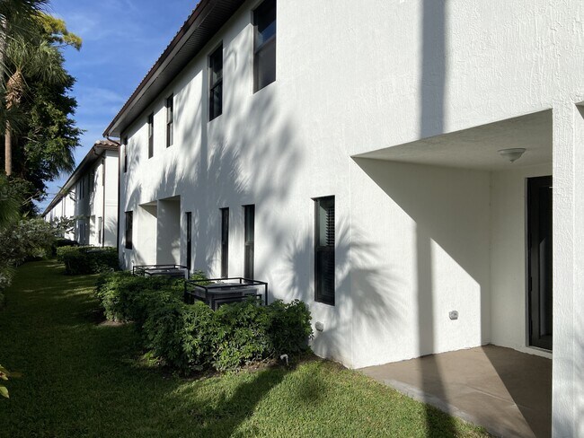 Building Photo - 401 Bella Sol Way