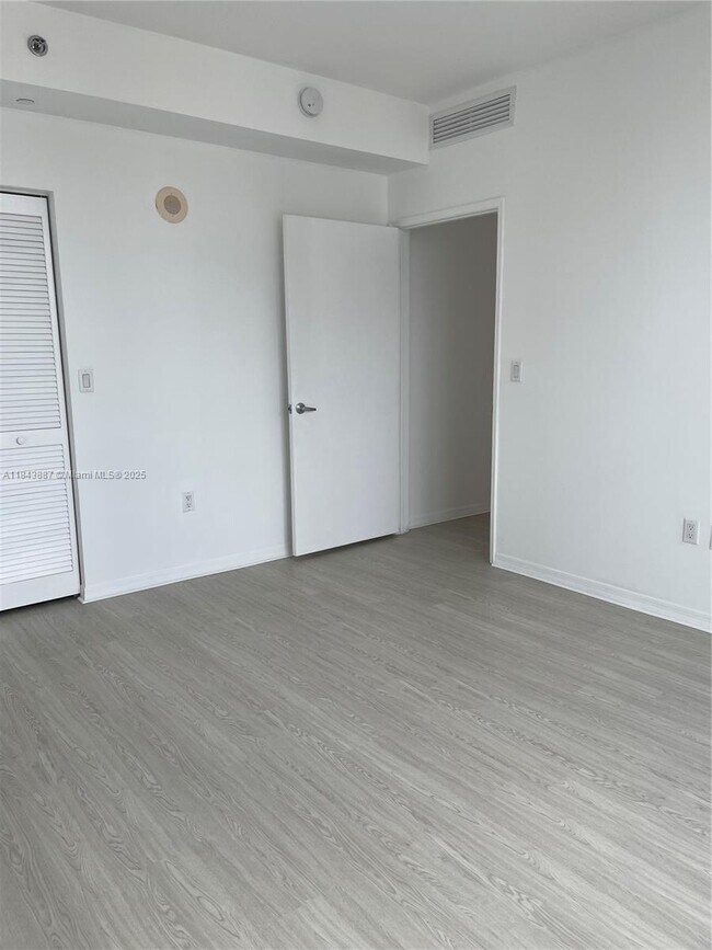 Building Photo - 951 Brickell Ave