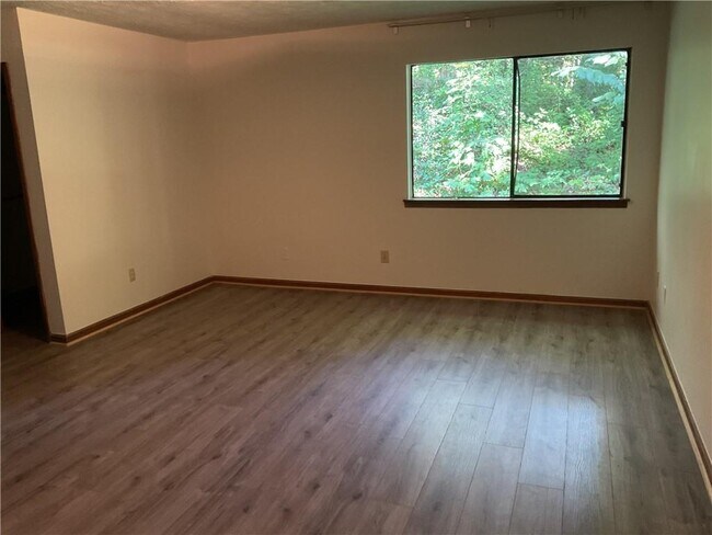 Building Photo - 215 Lakeland Ct