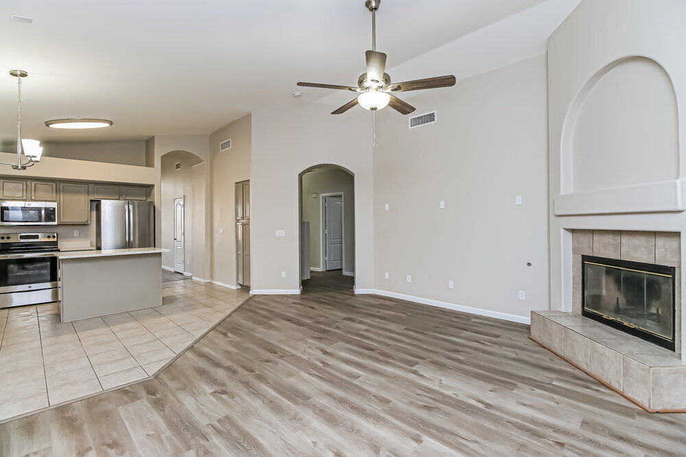 Building Photo - 477 E Devon Dr