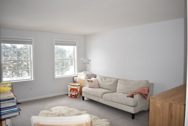 Building Photo - 4 Bed, 2.5 Bath House