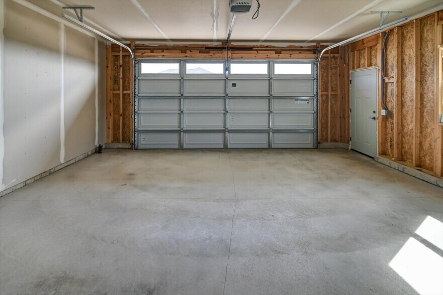 Building Photo - 2949 Blue Grass Dr