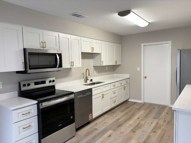 Building Photo - "Charming 2-Bed Oasis with Granite Touches & Cozy Fireplace in Fort Walton Beach!"