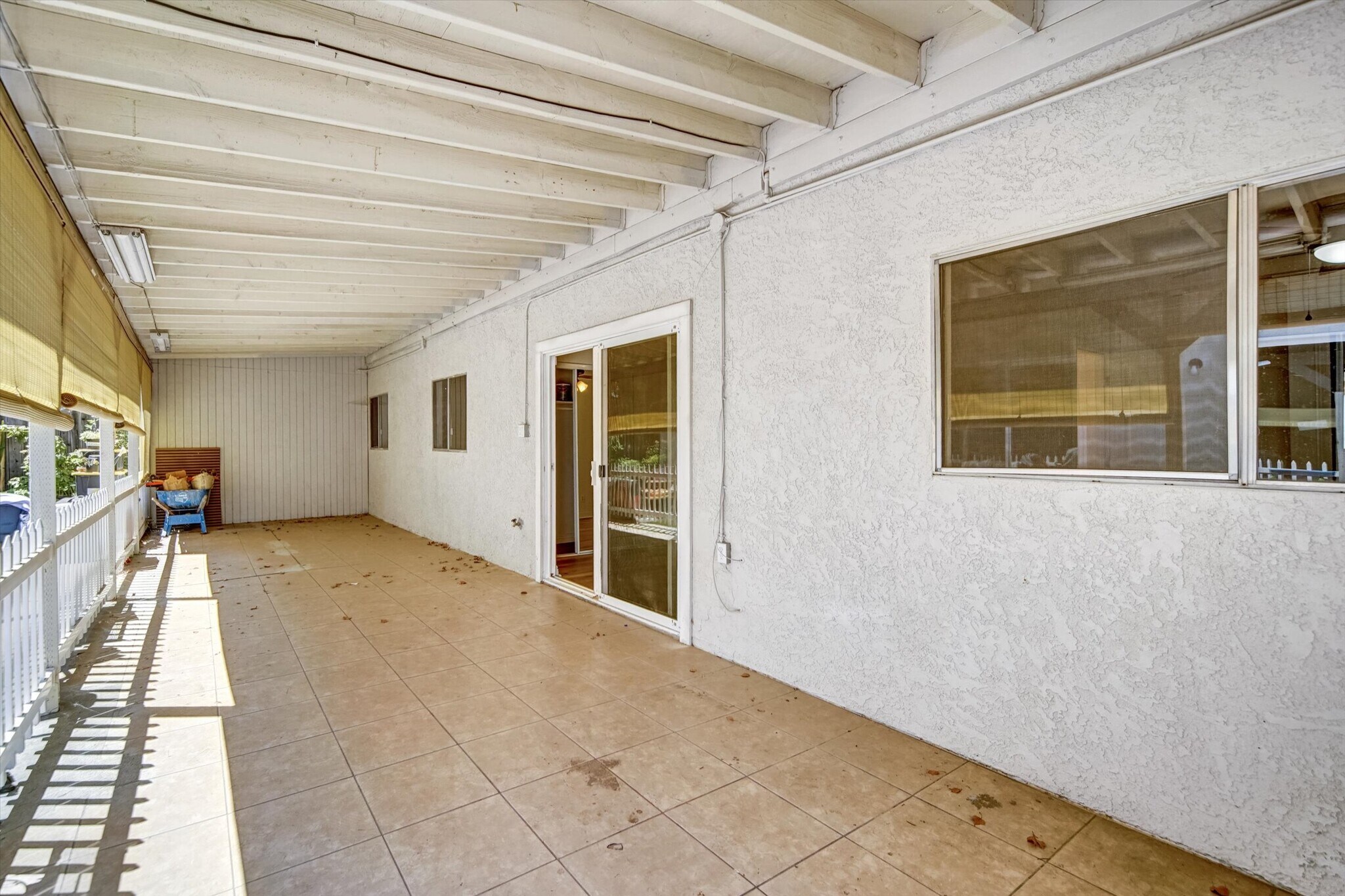 Building Photo - 7134 1/2 Yarmouth Ave