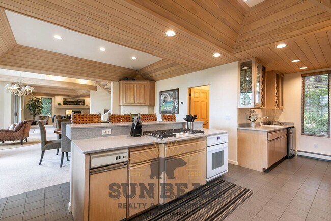 Building Photo - Beautiful Home w Peek Lakeview!