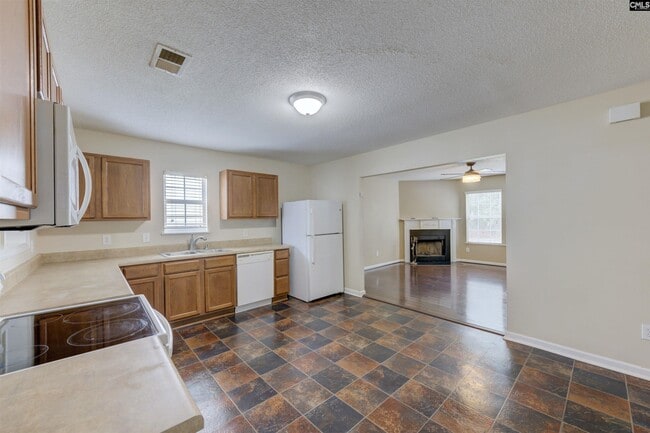Building Photo - 1908 Lake Carolina Dr
