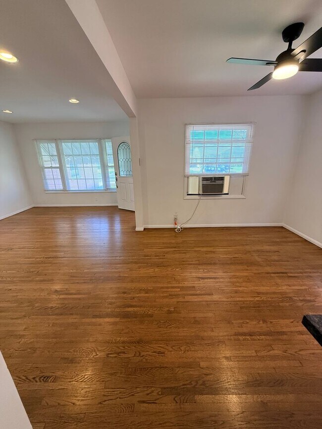 Building Photo - Adorable 2-bedroom home available for rent in Lakewood Mutuals!