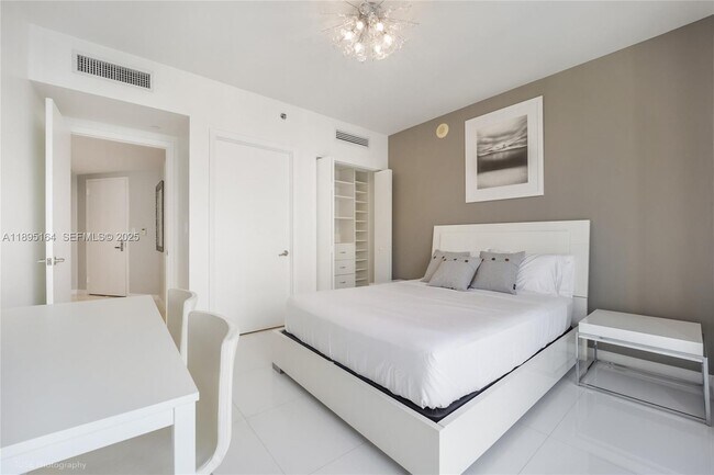 Building Photo - 495 Brickell Ave