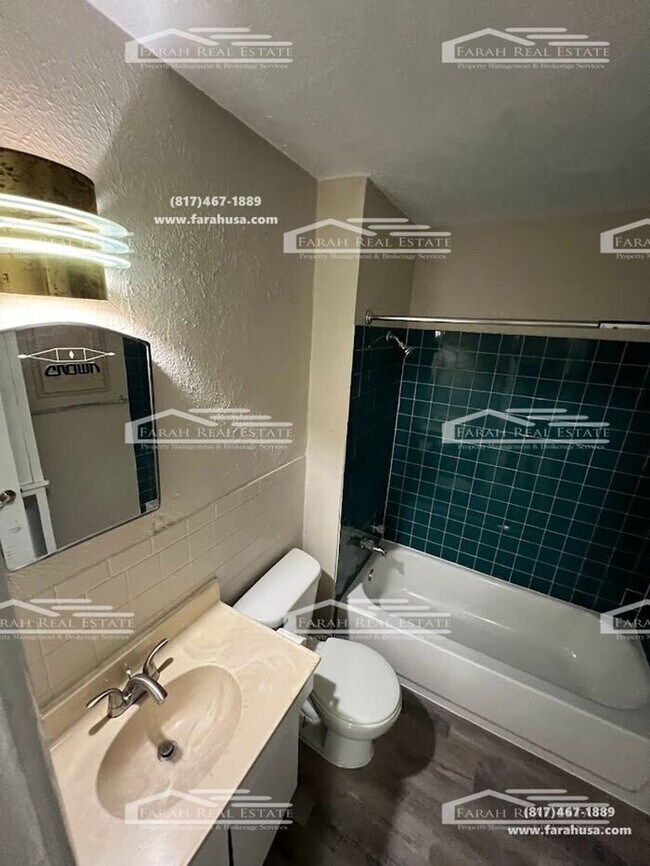 Building Photo - Three Bedroom, One bathroom Home in Arling...