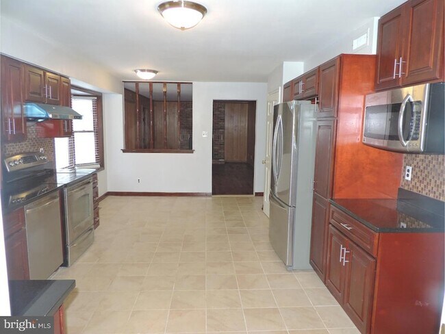 Building Photo - 27 Stuyvesant Dr