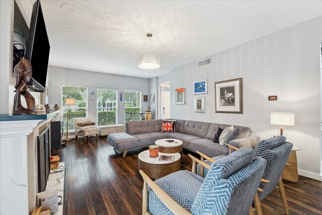 Building Photo - 2100 Tanglewilde St